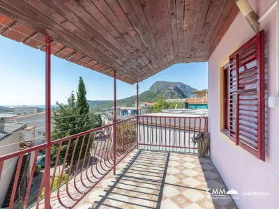 Sutomore'de Deniz ve Dağ Manzaralı Ev — 110 m², 150 m² Arsa